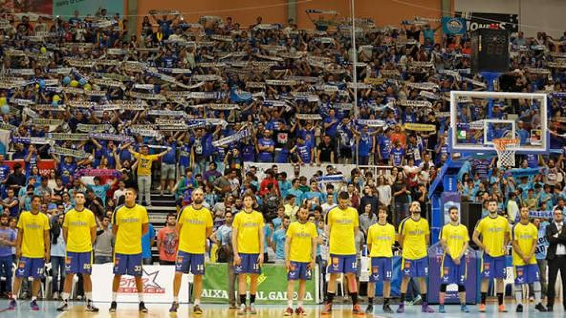 Los jugadores y la afici&oacute;n del Ourense, durante un partido