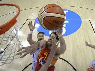 Pau Gasol tira a canasta Pau Gasol tira a canasta