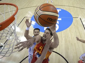 Pau Gasol tira a canasta Pau Gasol tira a canasta