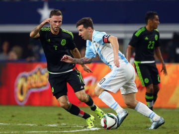 Messi conduce el balón en el partido contra México Messi conduce el balón en el partido contra México