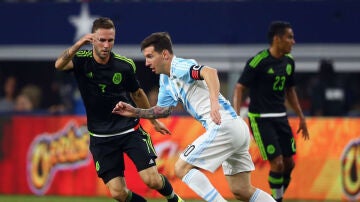 Messi conduce el balón en el partido contra México