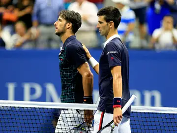 Feliciano y Djokovic se dirigen al árbitro tras terminar su partido Feliciano y Djokovic se dirigen al árbitro tras terminar su partido