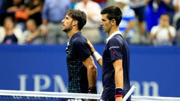 Feliciano y Djokovic se dirigen al árbitro tras terminar su partido