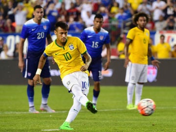 Neymar lanza un penalti durante el partido contra Estados Unidos