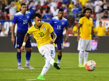 Neymar lanza un penalti durante el partido contra Estados Unidos Neymar lanza un penalti durante el partido contra Estados Unidos