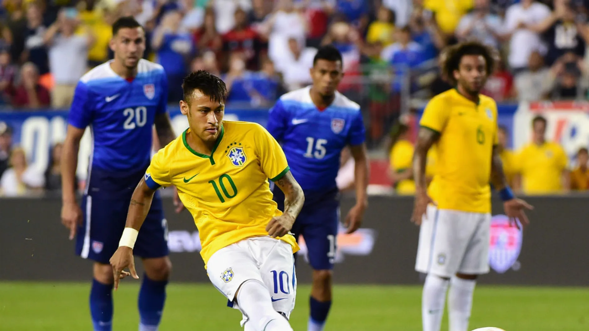 Neymar lanza un penalti durante el partido contra Estados Unidos Neymar lanza un penalti durante el partido contra Estados Unidos