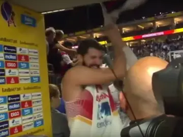 Mirotic rompe una bandera de Serbia al finalizar el partido contra Italia Mirotic rompe una bandera de Serbia al finalizar el partido contra Italia
