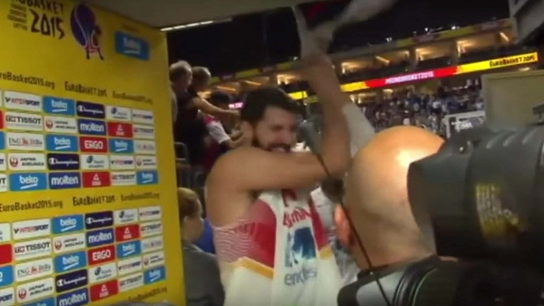 Mirotic rompe una bandera de Serbia al finalizar el partido contra Italia Mirotic rompe una bandera de Serbia al finalizar el partido contra Italia