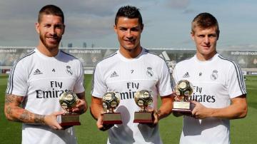 Ramos, Cristiano Ronaldo y Kroos con los premios