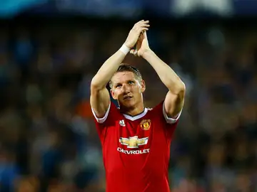 Schweinsteiger aplaude a la afición tras un partido con el United Schweinsteiger aplaude a la afición tras un partido con el United