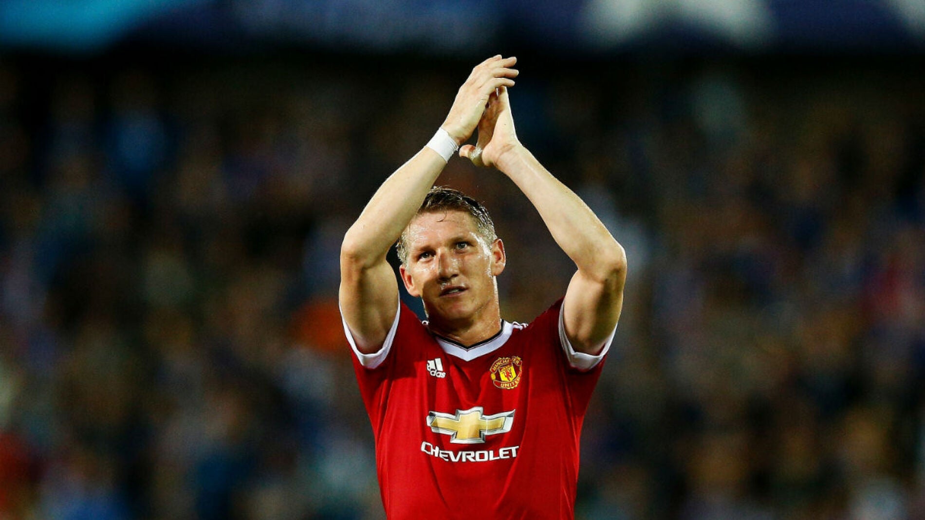 Schweinsteiger aplaude a la afici&oacute;n tras un partido con el United