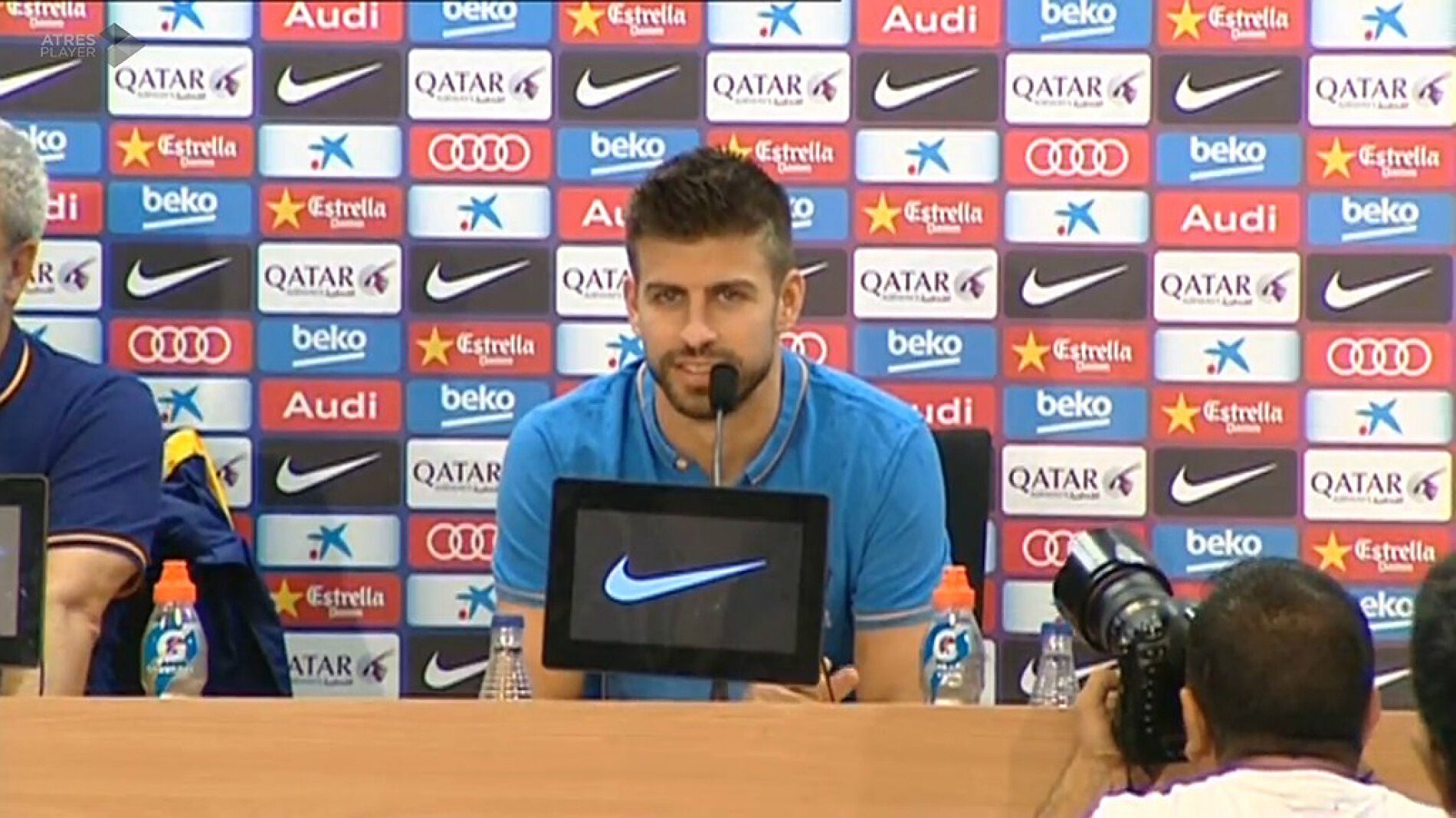 Piqu&eacute; durante la rueda de prensa
