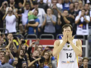 Dirk Nowitzki llora en su despedida con la selección alemana Dirk Nowitzki llora en su despedida con la selección alemana
