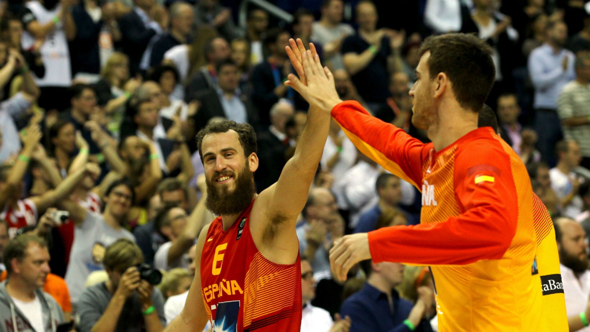 El 'Chacho' Rodr&iacute;guez celebrando una canasta