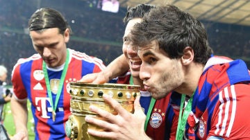 Javi Martínez, celebrando la Copa ganada por el Bayern el año pasado