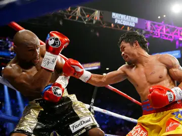 Mayweather se defiende ante un golpe de Pacquiao Mayweather se defiende ante un golpe de Pacquiao