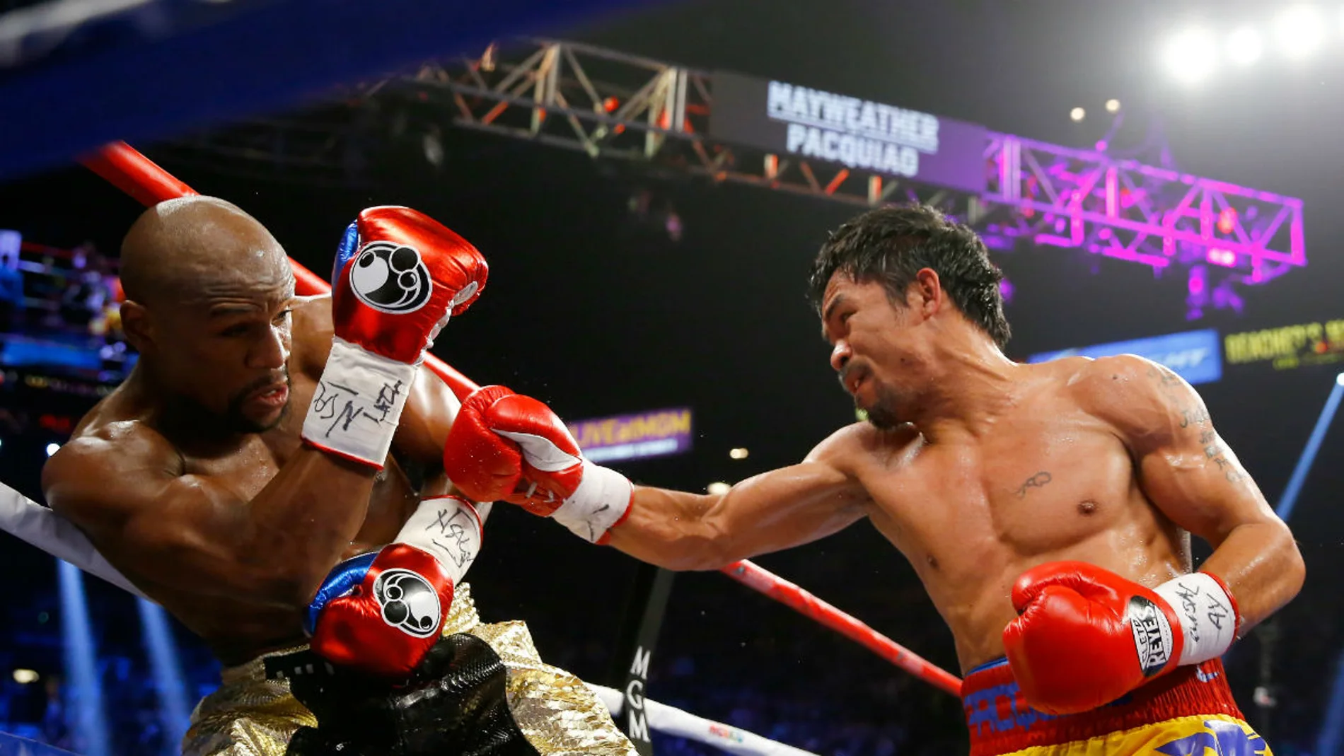 Mayweather se defiende ante un golpe de Pacquiao Mayweather se defiende ante un golpe de Pacquiao