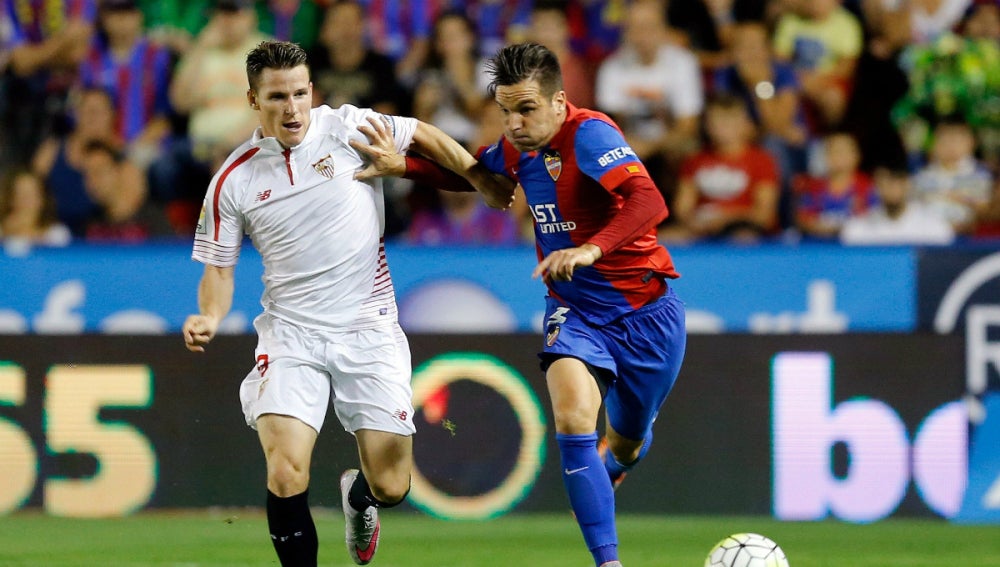 Gameiro y Toño disputan en balón