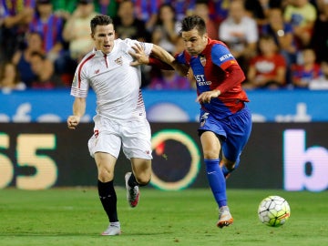 Gameiro y Toño disputan en balón