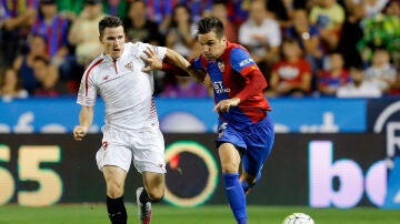 Gameiro y Toño disputan en balón