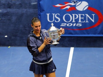 Flavia Pennetta posa con el trofeo del US Open tras ganar la final femenina