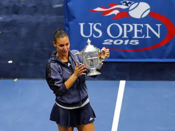 Flavia Pennetta posa con el trofeo del US Open tras ganar la final femenina Flavia Pennetta posa con el trofeo del US Open tras ganar la final femenina