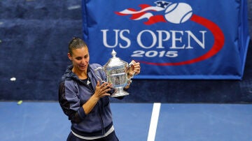 Flavia Pennetta posa con el trofeo del US Open tras ganar la final femenina