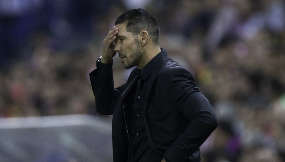 Diego Simeone, con la mano en la cabeza