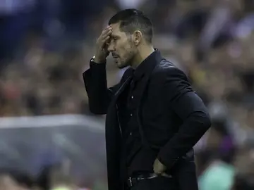 Diego Simeone, con la mano en la cabeza Diego Simeone, con la mano en la cabeza