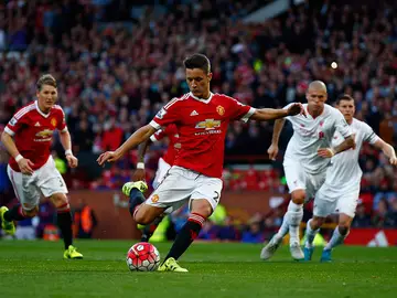 Ander Herrera lanza un penalti en el clásico inglés ante el Liverpool Ander Herrera lanza un penalti en el clásico inglés ante el Liverpool