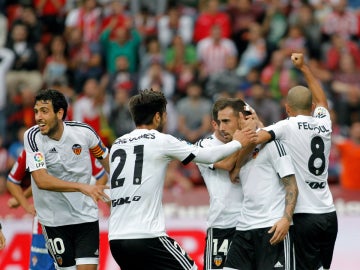 Paco Alcácer celebra un gol con sus compañeros