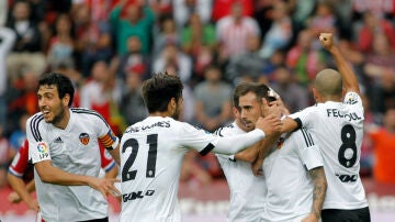 Paco Alcácer celebra un gol con sus compañeros