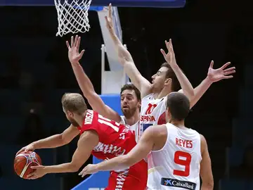 Los jugadores españoles defienden una jugada de Polonia durante el partido Los jugadores españoles defienden una jugada de Polonia durante el partido