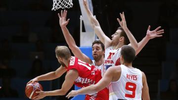 Los jugadores españoles defienden una jugada de Polonia durante el partido