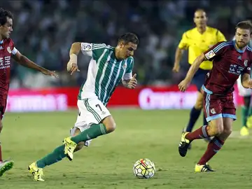 Joaquín lleva el balón en carrera durante el partido contra la Real Sociedad Joaquín lleva el balón en carrera durante el partido contra la Real Sociedad