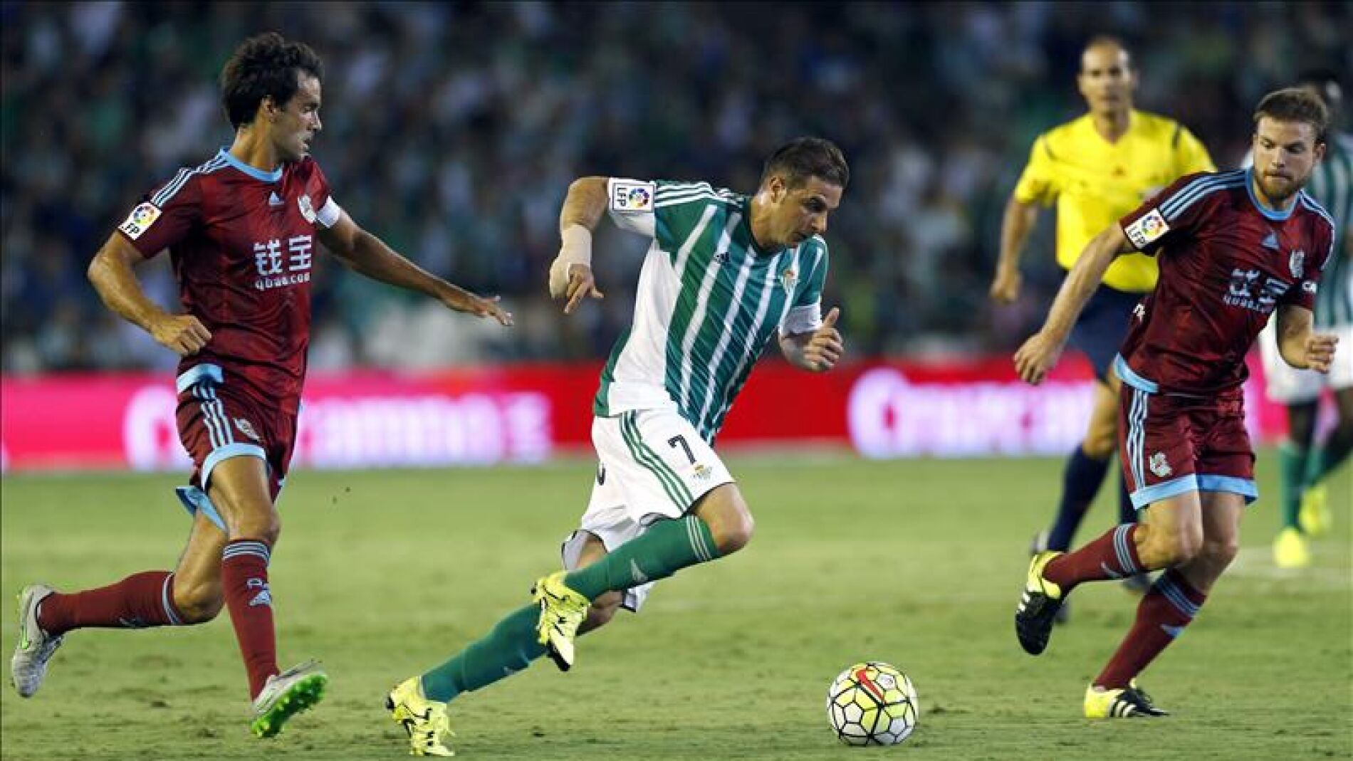 Joaqu&iacute;n lleva el bal&oacute;n en carrera durante el partido contra la Real Sociedad