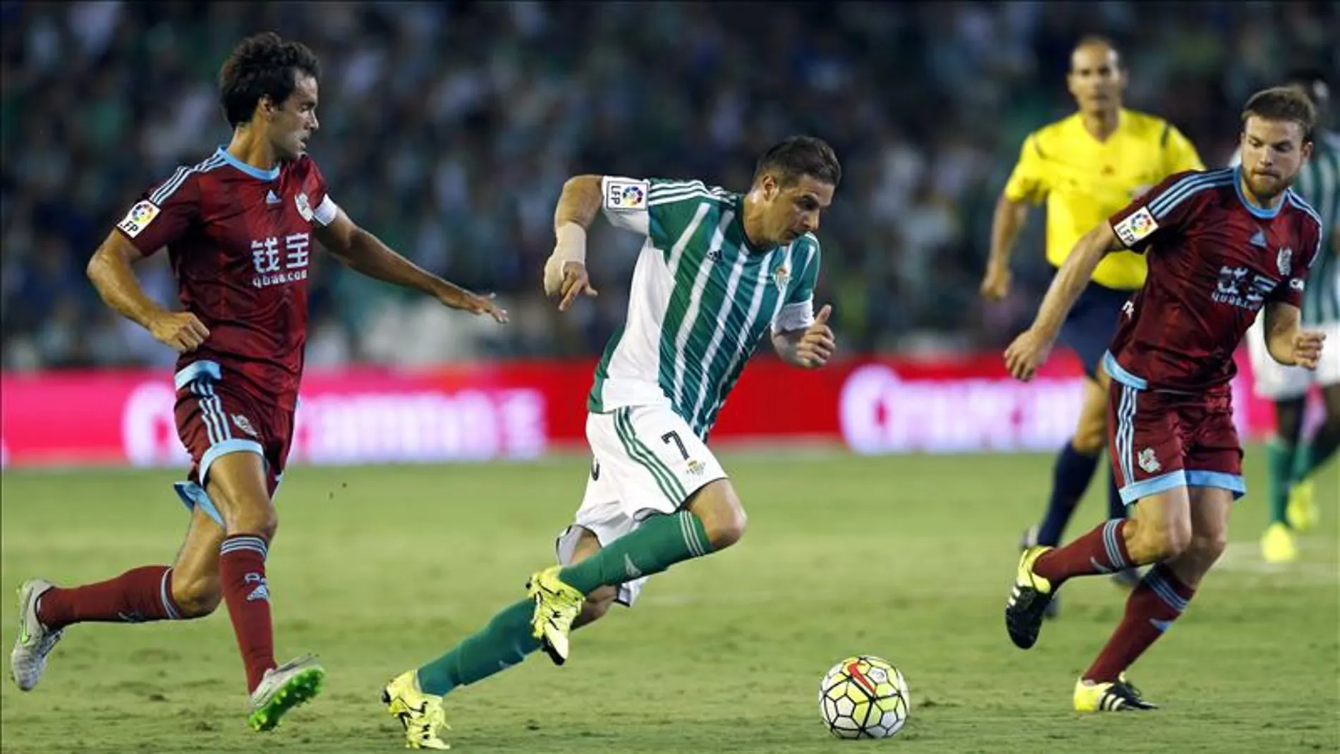 Joaquín lleva el balón en carrera durante el partido contra la Real Sociedad Joaquín lleva el balón en carrera durante el partido contra la Real Sociedad