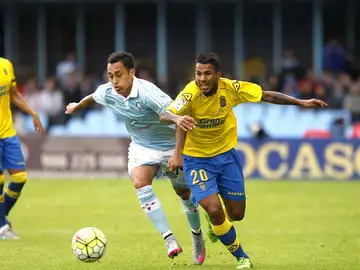Orellana y Viera se disputan un balón durante el partido en Balaídos Orellana y Viera se disputan un balón durante el partido en Balaídos