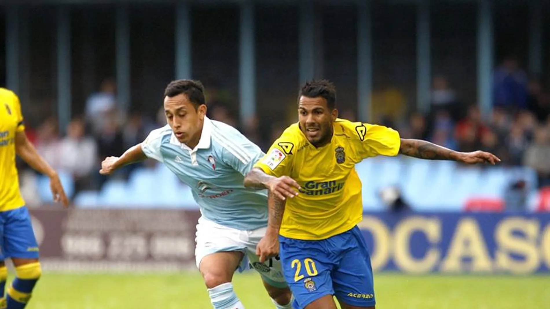 Orellana y Viera se disputan un balón durante el partido en Balaídos Orellana y Viera se disputan un balón durante el partido en Balaídos