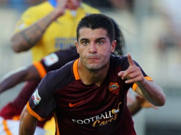 Iago Falqué celebrando un gol con la Roma