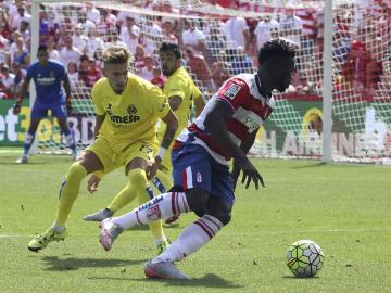 Success intenta regatear a Samu Castillejo en el partido ante el Villarreal