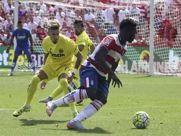 Success intenta regatear a Samu Castillejo en el partido ante el Villarreal Success intenta regatear a Samu Castillejo en el partido ante el Villarreal