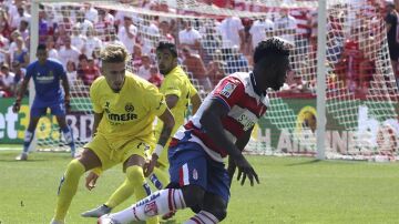 Success intenta regatear a Samu Castillejo en el partido ante el Villarreal