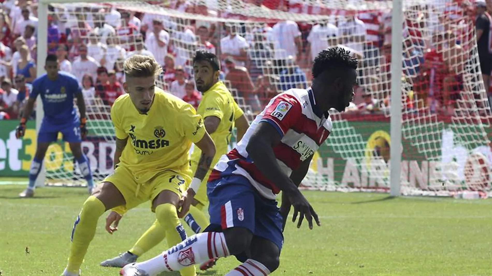 Success intenta regatear a Samu Castillejo en el partido ante el Villarreal Success intenta regatear a Samu Castillejo en el partido ante el Villarreal