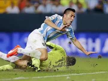 Charles cae en una jugada durante el partido ante el Eibar Charles cae en una jugada durante el partido ante el Eibar