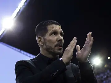 Diego Simeone aplaude al Calderón Diego Simeone aplaude al Calderón