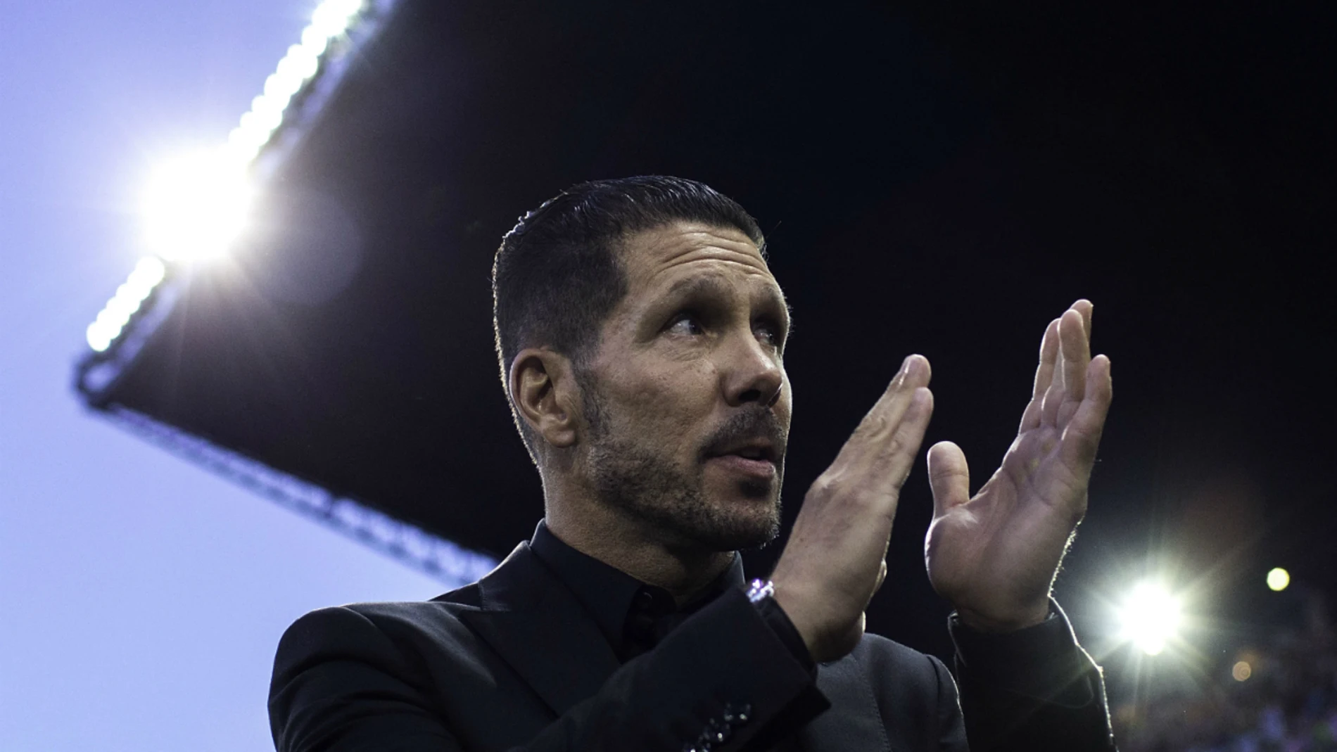 Diego Simeone aplaude al Calderón Diego Simeone aplaude al Calderón