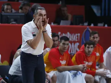 Scariolo da instrucciones a sus jugadores durante el partido Scariolo da instrucciones a sus jugadores durante el partido