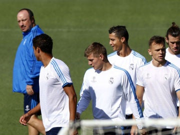 Rafa Benítez observa a sus jugadores durante el entrenamiento