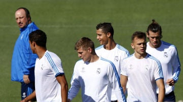 Rafa Benítez observa a sus jugadores durante el entrenamiento